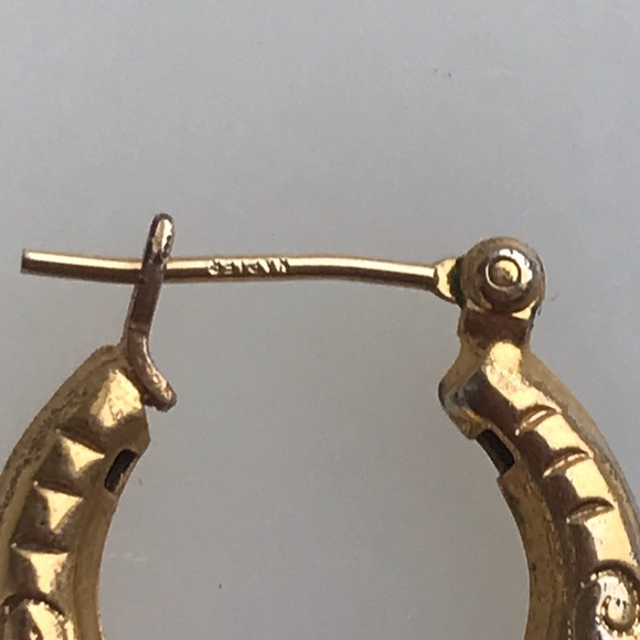 Goldtone napier Huggie  hoop earrings - Picture 2 of 2